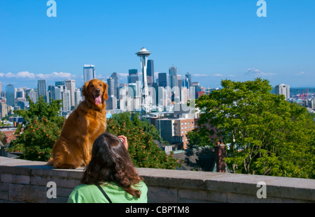 Skyline von Seattle, Washington von Queen Anne Hill mit Mädchen unter Bild des Hundes und Mt Rainier sichtbar im Hintergrund Stockfoto