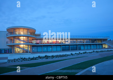 De La Warr Pavilion, Bexhill, Sussex, bei Einbruch der Dunkelheit beleuchtet. Stockfoto