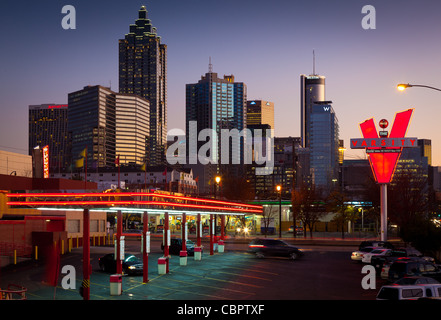 Midtown Atlanta Gebäude in der Dämmerung mit einem Drive-in-Fast-Food-Restaurant im Vordergrund Stockfoto