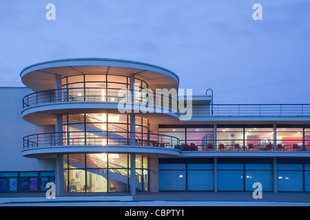 Nahaufnahme von De La Warr Pavilion, Bexhill, Sussex, bei Einbruch der Dunkelheit beleuchtet. Stockfoto