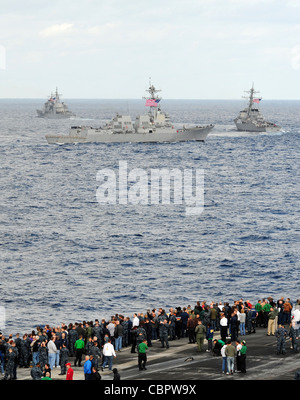 ATLANTISCHER OZEAN (Dez 9, 2011) der Lenkraketen-Kreuzer USS Anzio (CG 68), links, die Lenkraketen-Zerstörer USS Truxtun (DDG 103) und USS Mitscher (DDG 57) brechen vom Flugzeugträger USS George H.W. ab Bush (CVN 77) während einer Seestraft-Demonstration. George H.W. Bush beherbergt mehr als 1,200 Freunde und Familienmitglieder der Crew als Teil einer Tiger Cruise am Ende des ersten Kampfeinsatzes von shipÕs Stockfoto