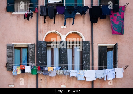 Typische venezianische Straße / canal Seitenansicht von Gebäuden mit Waschmaschine und Wäscheleine heraus. Venedig, Italien. Stockfoto
