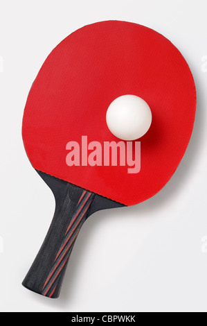 Tischtennis-Schläger und Ball, ausschneiden. Stockfoto