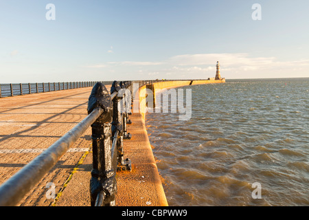 Der Leuchtturm am Ende der Roker Pier in Sunderland-Nord-Ost, UK. Stockfoto