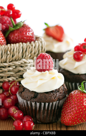 Rote Beeren-Muffins Stockfoto