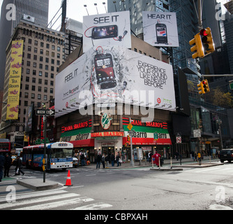 Eine Plakatwand am Times Square in New York wirbt das Smartphone HTC Rezound Stockfoto