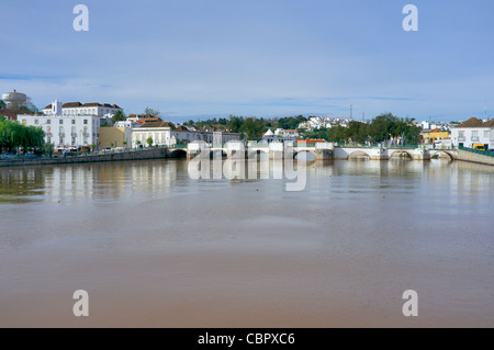 Nachschlagen von Rio Gilão River an der römischen Brücke Tavira, Algarve, Portugal Stockfoto