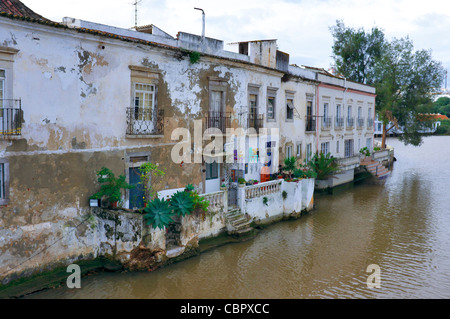 Attraktive Waterside Häuser auf dem Rio Gilão Fluss Tavira, Algarve, Portugal Stockfoto