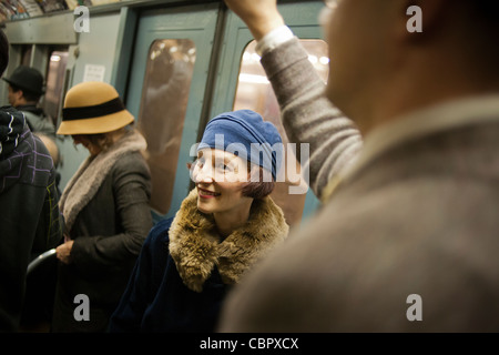 New Yorker, Touristen und u-Bahn Buffs, fahren einige im Zeitraum Gewand, auf eine Vintage MTA Nostalgie Zug-Weihnachtszeit Stockfoto