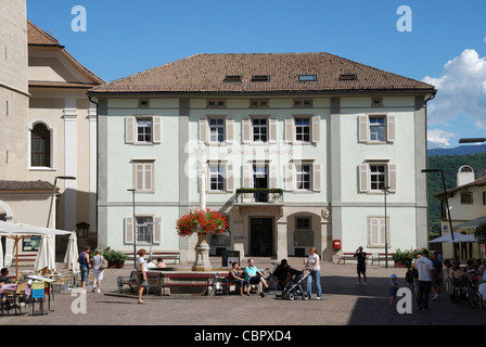 Rathaus von Kaltern an der Südtiroler Wein-Route mit dem Marienbrunnen auf dem Marktplatz. Stockfoto