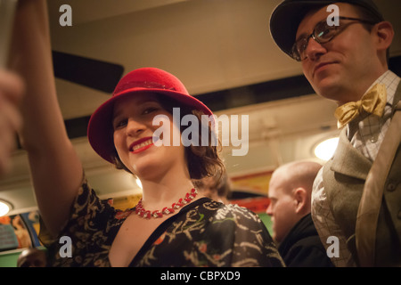 New Yorker, Touristen und u-Bahn Buffs, fahren einige im Zeitraum Gewand, auf eine Vintage MTA Nostalgie Zug-Weihnachtszeit Stockfoto