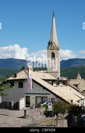 Pfarrei Kirche von Kaltern an der Südtiroler Wein-Route. Stockfoto