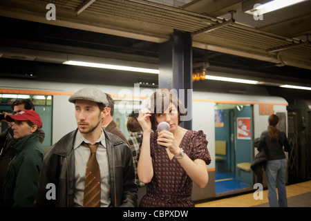 New Yorker, Touristen und u-Bahn Buffs, fahren einige im Zeitraum Gewand, auf eine Vintage MTA Nostalgie Zug-Weihnachtszeit Stockfoto