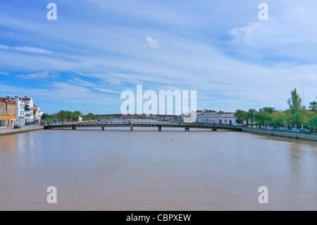 Auf der Suche nach dem Rio Gilão flussabwärts Richtung Ponte Das Forcas Armadas Brücke, Tavira, Algarve, Portugal Stockfoto