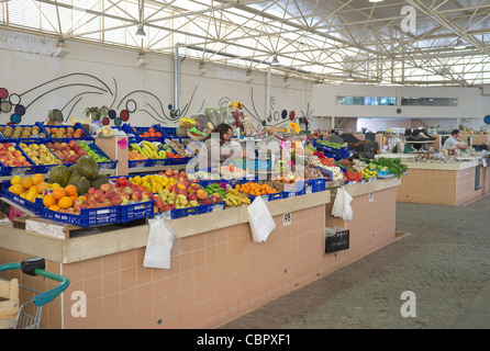 Obst stall Markthalle Tavira, Algarve, Portugal Stockfoto