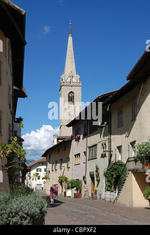 Häuser aus dem 17. Jahrhundert mit der Pfarrkirche in der Innenstadt von Kaltern an der Südtiroler Wein-Route. Stockfoto