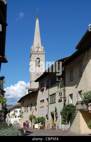 Häuser aus dem 17. Jahrhundert mit der Pfarrkirche in der Innenstadt von Kaltern an der Südtiroler Wein-Route. Stockfoto