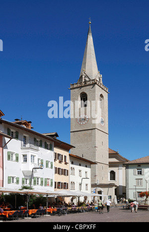 Turm der Pfarrkirche Kirche von Kaltern an der Südtiroler Wein-Route. Stockfoto