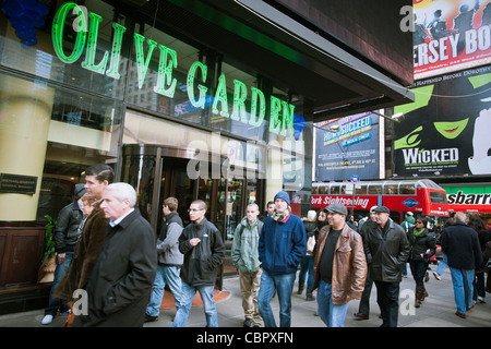 Eine Olive Garden Restaurant am Times Square in New York ist auf Freitag, 16. Dezember 2011 zu sehen. (© Richard B. Levine) Stockfoto