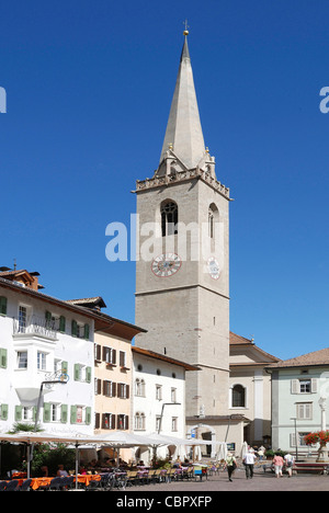 Turm der Pfarrkirche Kirche von Kaltern an der Südtiroler Wein-Route. Stockfoto