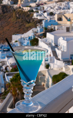 Blaue Martiuni auf Deck des weißen Resort in Fira auf den griechischen Inseln Griechenlands mit Bergen der wichtigsten Stadt von Santorini Stockfoto
