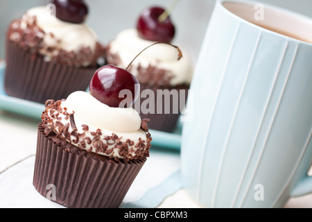 Schwarzwälder Muffins Stockfoto