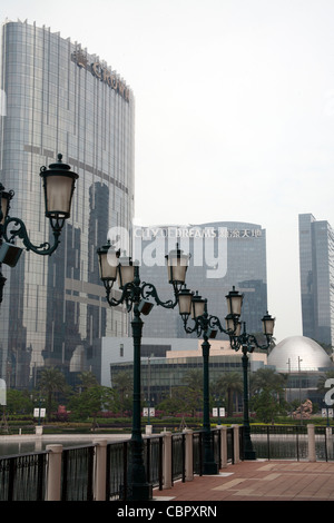 Venezianischen Laternen außerhalb der Venetian Casino und Hotel-Komplex mit der City of Dreams hinter Cotai Strip Macau SAR China Stockfoto