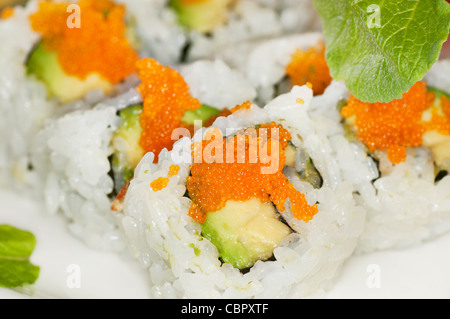 Nahaufnahme von Kaviar garniert Sushi-Rollen, die wunderschön auf einer Platte angeordnet. Stockfoto