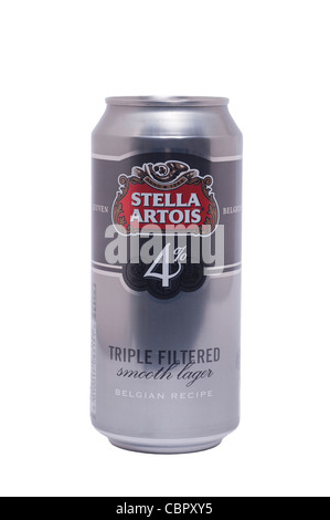 Eine Dose Stella Artois 4 % dreifach gefiltert glatt Lagerbier auf weißem Hintergrund Stockfoto