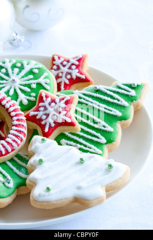 Bunte Weihnachtsplätzchen auf einem Teller Stockfoto