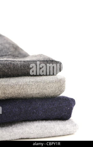 Ein Haufen warmer Strickpullover grau Stockfoto