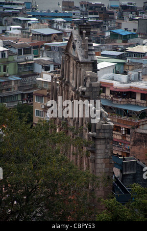 Ruinen der St. Pauls Kirche, umgeben von Gebäuden Macau SAR China Stockfoto