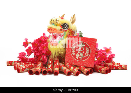 Chinese New Year Ornamente--traditionelle tanzenden Drachen, rote Päckchen und Feuerwerkskörper. Stockfoto