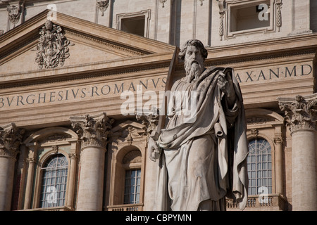 Statue von St. Paul vor der St.-Peters-Basilika Tadolini (1838), Vatikan, Rom Stockfoto