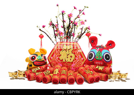 Chinese New Year Dekorationen – traditionelles Handwerk Tuch Tiger, Feuerwerkskörper und Pflaumenbaum. Stockfoto