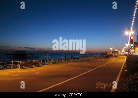 Sehen Sie gleich nach Sonnenuntergang an der Strandpromenade promenade in Brighton, East Sussex, UK. Stockfoto