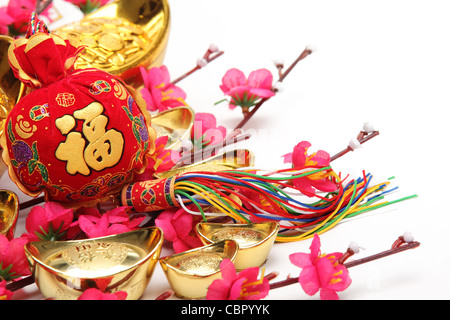 Chinesische Neujahr Dekorationen, Closeup auf Geldsack mit Goldbarren und Pflaumenblüte. Stockfoto