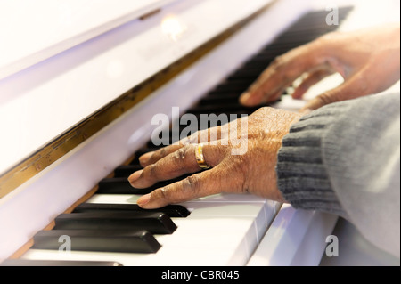 Hände spielen Klavier Closeup, Ehering am Finger der afrikanisch-amerikanischen senior woman Stockfoto