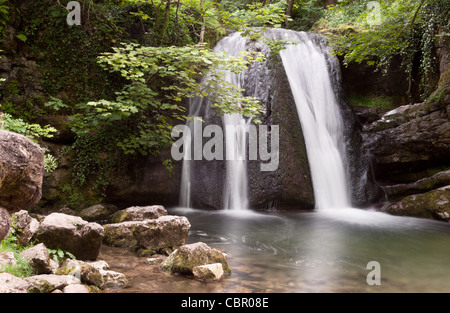 Janets Foss Wasserfall Kaskadierung in Gordale Beck im Sommer mit grünen Blätter an den Bäumen Stockfoto