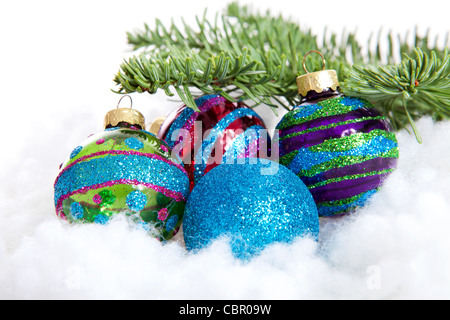 Bunte Glitzer Weihnachtskugeln auf weißem Hintergrund Stockfoto