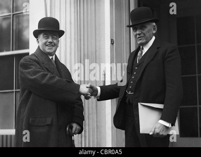 Britische Labour-Politiker Arthur Henderson (links) schüttelt Hände mit US-Außenminister Frank Billings Kellogg (rechts) während einer Reise in die USA im Jahr 1925. Stockfoto