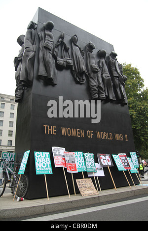 Antikriegs Plakate wurden durch die Frauen der 2. Weltkrieg-Denkmal in Whitehall montiert. © David Mbiyu/Alamy Live-Nachrichten Stockfoto