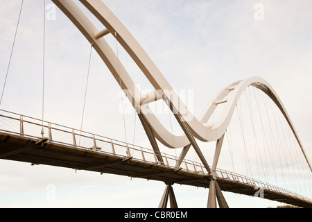 Infinity-Brücke in Stockton on Tees in der Nähe von Middlesbrough, eine neue Fußgänger Fußgängerbrücke über den Fluss Tees. Stockfoto