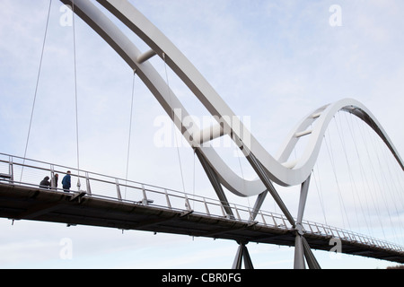 Infinity-Brücke in Stockton on Tees in der Nähe von Middlesbrough, eine neue Fußgänger Fußgängerbrücke über den Fluss Tees. Stockfoto