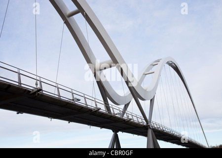 Infinity-Brücke in Stockton on Tees in der Nähe von Middlesbrough, eine neue Fußgänger Fußgängerbrücke über den Fluss Tees. Stockfoto