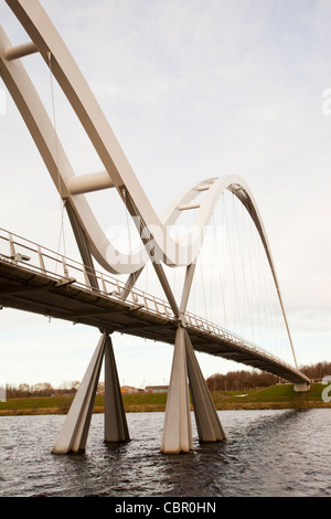 Infinity-Brücke in Stockton on Tees in der Nähe von Middlesbrough, eine neue Fußgänger Fußgängerbrücke über den Fluss Tees. Stockfoto