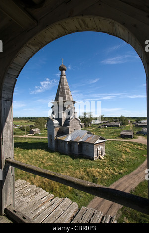 alte hölzerne russische orthodoxe Kirche Closeup auf blauen Himmelshintergrund, Luftbild Stockfoto