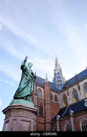 Kathedrale St. Bavo mit Statue der Druckerei Erfinder Laurens Janszoon Coster auf großen Platz Haarlem, Niederlande Stockfoto