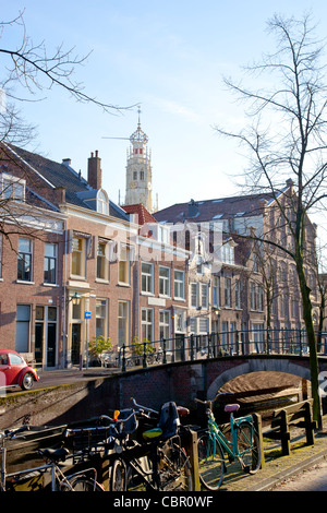 Holländischen Kanal mit alten Häusern, Kirche und Brücke bei blauem Himmel Stockfoto