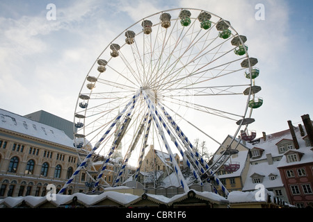 große Weihnachts-Riesenrad am Stadtplatz in Riga, Lettland Stockfoto